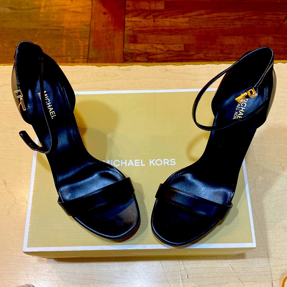 Brand new Michael Kors 6.5 M Margot Platform Sandals